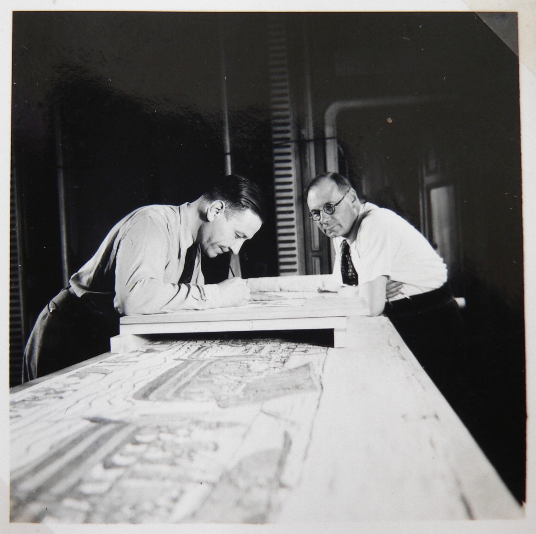 Don d’un fonds documentaire de 1941 à la Tapisserie de Bayeux